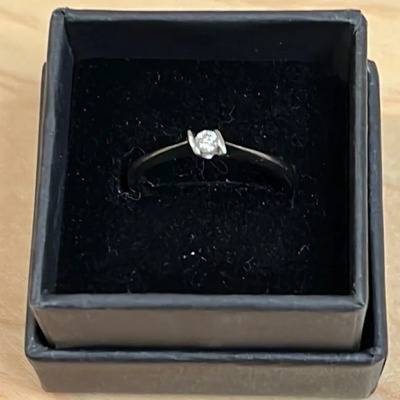 🔥Genuine .12tdw 10KT White Gold Diamond Ring size 8 - Picture 4 of 14